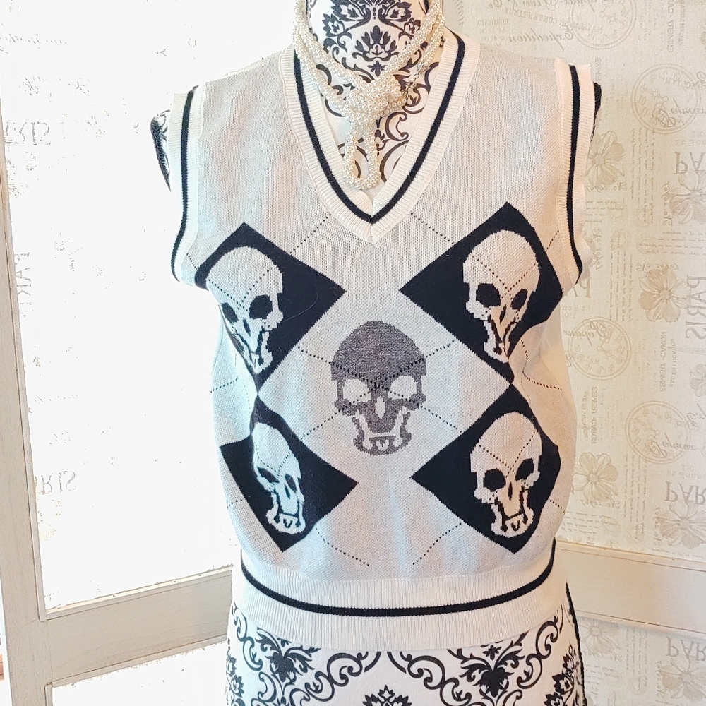 NWOT White/Blk Argyle Skull Knit V-neck Shirt Vest M - Picture 1 of 7